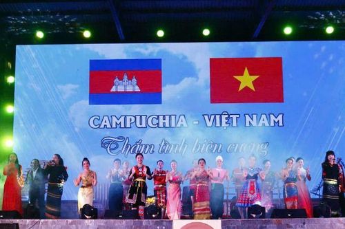 Đặc sắc chương trình giao lưu hữu nghị 'Thắm tình biên cương'
