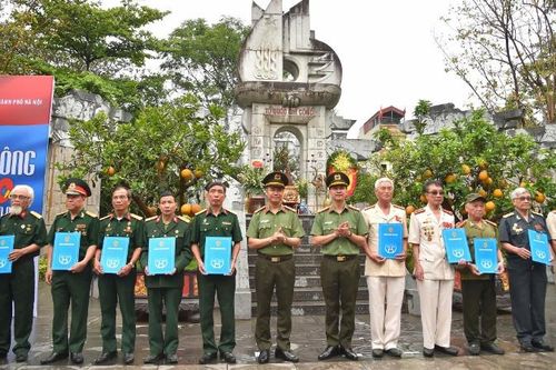 Tuổi trẻ công an Thủ đô mãi khắc ghi công ơn thế hệ đi trước