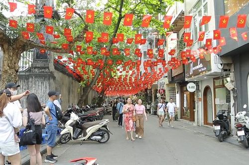 Hà Nội rực rỡ cờ hoa chào mừng 50 năm ngày Giải phóng miền Nam, thống nhất đất nước