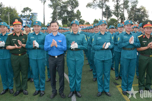Trung ương Đoàn và Ban Thanh niên Quân đội thăm, tặng quà, động viên các khối diễu binh, diễu hành