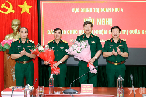 Bàn giao chức vụ Chủ nhiệm Chính trị Quân khu 4