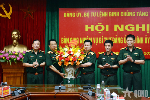Trung tướng Đỗ Xuân Tụng chủ trì Hội nghị bàn giao chức trách, nhiệm vụ Bí thư Đảng ủy, Chính ủy Binh chủng Tăng thiết giáp