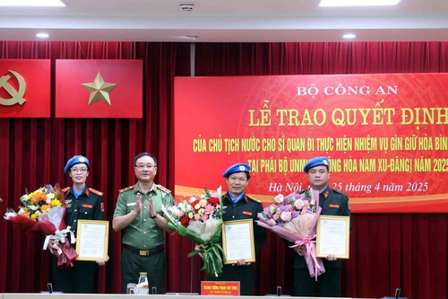 Trao quyết định của Chủ tịch nước cho sĩ quan Công an thực hiện nhiệm vụ gìn giữ hòa bình Liên hợp quốc