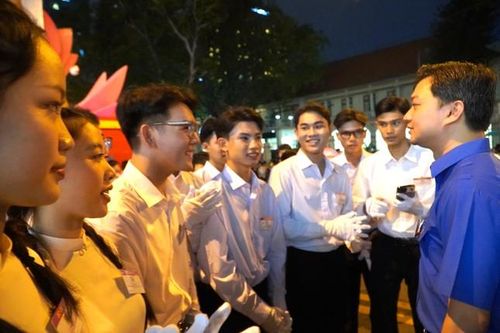 Lãnh đạo T.Ư Đoàn thăm và tặng quà các khối thanh thiếu niên tham gia Lễ diễu binh, diễu hành tại TP. HCM
