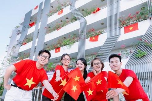 Tràn ngập sắc màu cờ đỏ sao vàng, Trường Đại học FPT lan tỏa niềm tự hào dân tộc