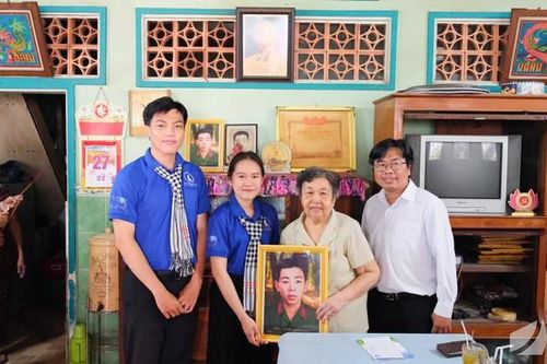 Sinh viên phục hồi di ảnh - Dựng lại dáng hình non sông