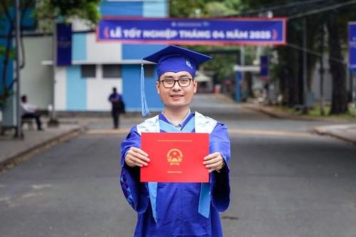 Nam sinh được trường vinh danh với kết quả tốt nghiệp xuất sắc GPA 4/4.0