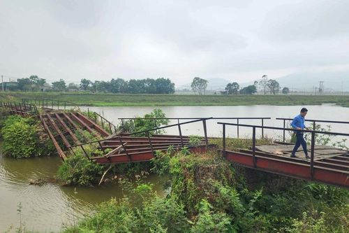 Hoang tàn 2 cầu sắt trên tuyến kênh thoát lũ