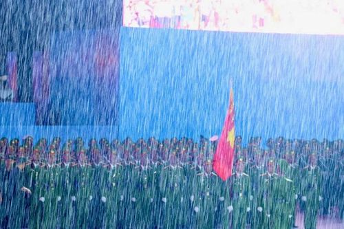Dưới mưa, đoàn diễu binh vẫn sừng sững tiến bước