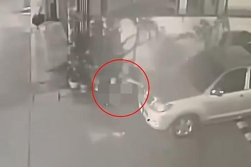 Sinh con khi đang tham gia lễ hội, bà mẹ trẻ hành động sốc