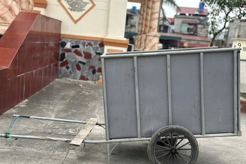 Tên trộm thản nhiên kéo xe rác giữa đường, gặp đúng… chủ xe