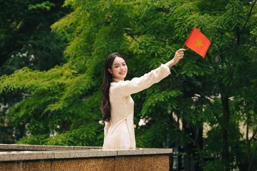 NSND Xuân Bắc, Hoa hậu Thanh Thủy tự hào bắt trend 'Yêu Việt Nam'
