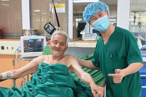 Thay khớp háng cho cụ ông 99 tuổi