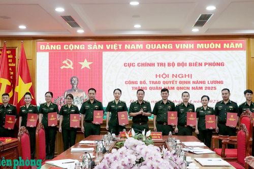 Cục Chính trị BĐBP: Trao quyết định nâng lương, thăng quân hàm cho Quân nhân chuyên nghiệp năm 2025