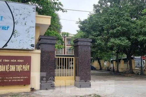 Công an làm việc với Chi cục An toàn vệ sinh thực phẩm Hòa Bình về việc 305 nhãn hiệu sữa giả
