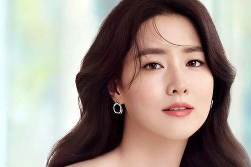 Lee Young Ae: 'Tôi hôn chồng mỗi ngày'