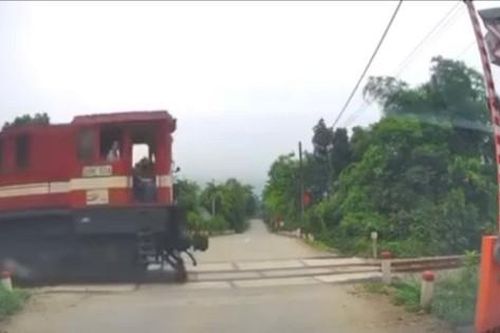 Thót tim cảnh gác chắn tự động mở lên khi tàu hỏa chuẩn bị đi qua