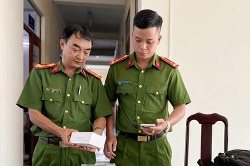 Cắt khóa vào cửa hàng trộm hơn 80 chiếc điện thoại