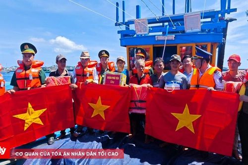 Tàu Cảnh sát biển 8005 kiểm tra, tuyên truyền, tặng quà cho ngư dân