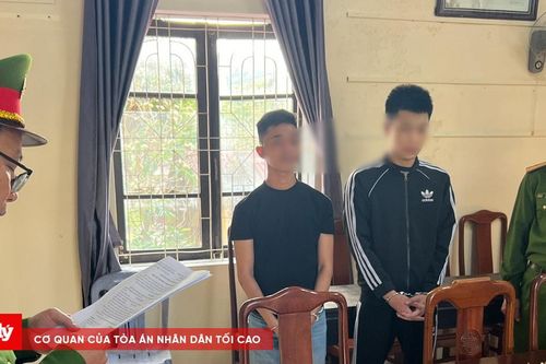 Khởi tố hai đối tượng dùng ly thủy tinh đánh người