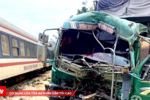 Tài xế xe tải mắc kẹt trong ca bin sau khi va chạm với tàu hỏa