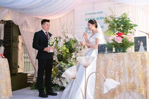Lấy anh hàng xóm, cô dâu đọc lời thề nguyện khiến chú rể hết cười lại khóc
