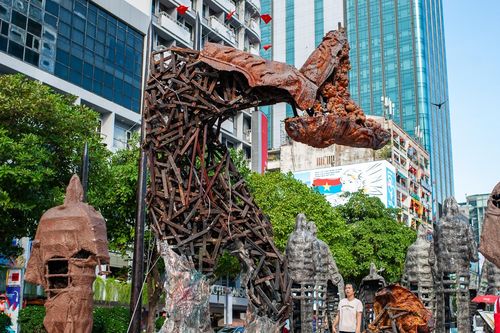 Cọc Bạch Đằng, xe tăng treo ngược giữa phố đi bộ TPHCM hút khách chụp ảnh