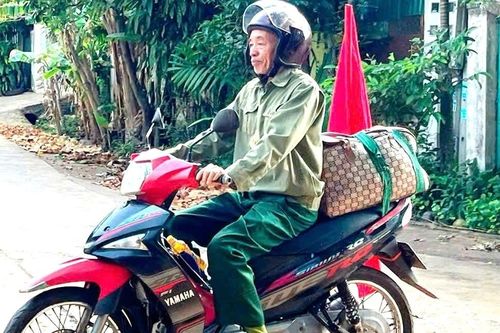 Cựu binh 75 tuổi mới xuất viện, một mình lái xe máy vượt 330km để dự đại lễ 30/4