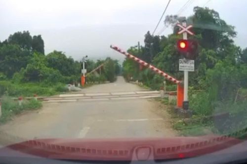 Tài xế ô tô hú hồn khi tàu hỏa sắp đến, barie tự động mở cho xe chạy qua