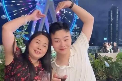 Yêu chủ trọ nhiều hơn 20 tuổi, chàng trai hạnh phúc viên mãn