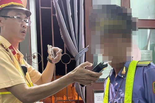 Phát hiện người gác chắn tàu hỏa vi phạm, cảnh sát yêu cầu dừng ngay nhiệm vụ