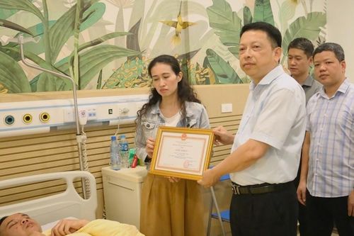 Trung tá công an ở Hà Nội bị xe máy chở 3 tông nhập viện
