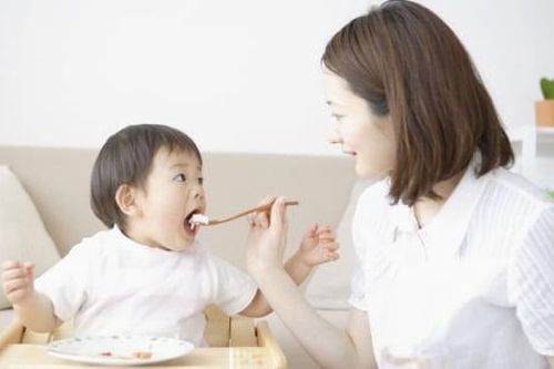 Trẻ ăn cơm sớm có tốt không, bao nhiêu tháng cần cho ăn dặm?