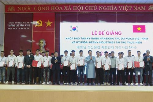 Trường Cao đẳng Kỹ thuật Công nghiệp Việt Nam - Hàn Quốc bế giảng khóa học hàn đóng tàu