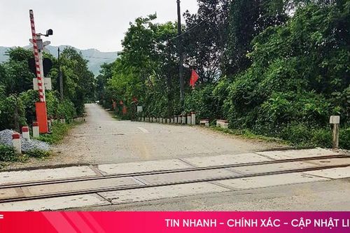 Gác chắn tự mở khi tàu hỏa chưa đi qua ở Hà Tĩnh