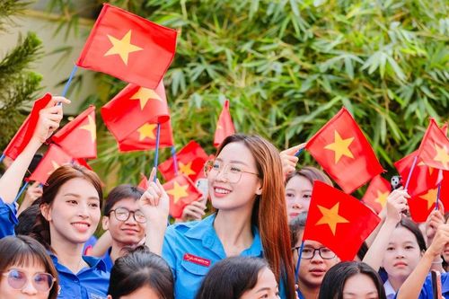 Dàn Hoa hậu xúc động tại lễ chào cờ ý nghĩa 'Tôi yêu Tổ quốc tôi'