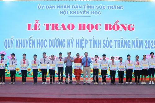 Tiếp sức học sinh nghèo, học sinh mồ côi đến trường