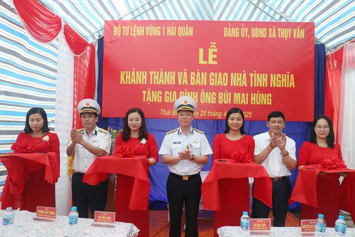 Vùng 1 Hải quân bàn giao nhà tình nghĩa và tặng quà các gia đình chính sách