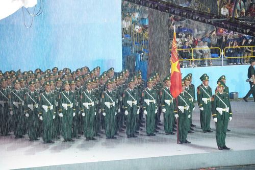 Trời bất ngờ đổ mưa trước giờ diễn ra sơ duyệt lễ diễu binh, diễu hành cấp Quốc gia