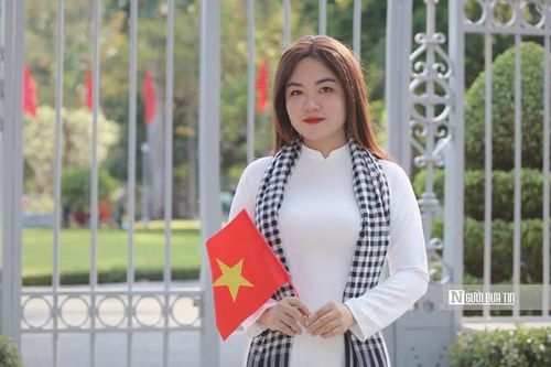 Áo dài, cờ đỏ, khăn rằn
