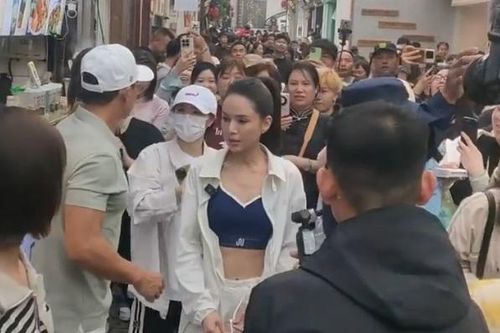 Phản ứng của người hâm mộ khi 'Tiểu Long Nữ' Lý Nhược Đồng khoe eo trên phố