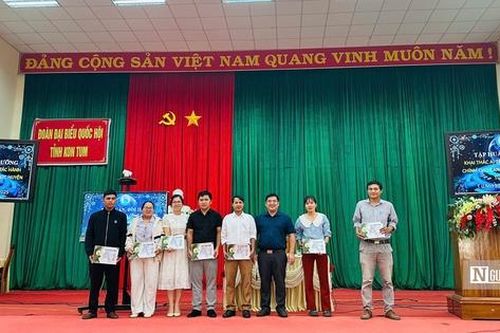 Cán bộ ứng dụng trí tuệ nhân tạo để phục vụ người dân hiệu quả hơn