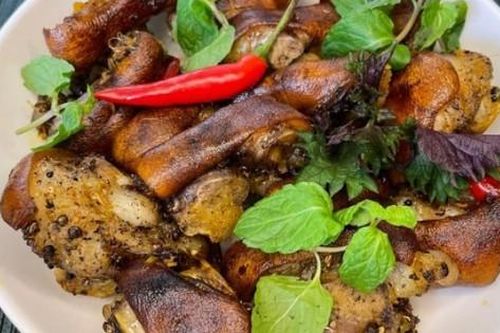 Bộ phận giá rẻ của con lợn đem nướng với thứ này cực 'tốn mồi'