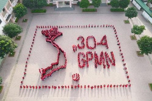 Xúc động hình ảnh hàng trăm học sinh Nghệ An xếp hình bản đồ Việt Nam