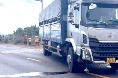 Xe máy va chạm xe tải, hai vợ chồng đi thu mua rau củ tử vong