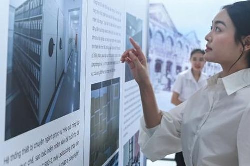 Kể câu chuyện lịch sử đầy xúc động qua triển lãm 'Non sông nối liền một dải'