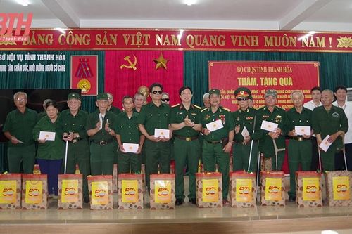 Bộ CHQS tỉnh thăm, tặng quà người có công