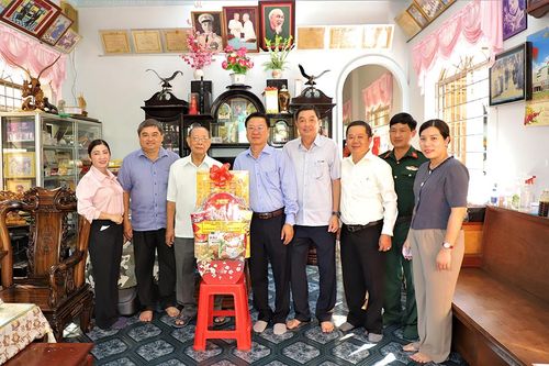 Lãnh đạo TP. Long Xuyên thăm, tặng quà gia đình chính sách tiêu biểu