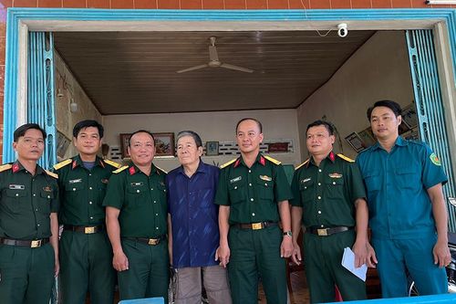 Thoại Sơn thăm, tặng quà các đồng chí nguyên lãnh đạo Ban Chỉ huy Quân sự huyện