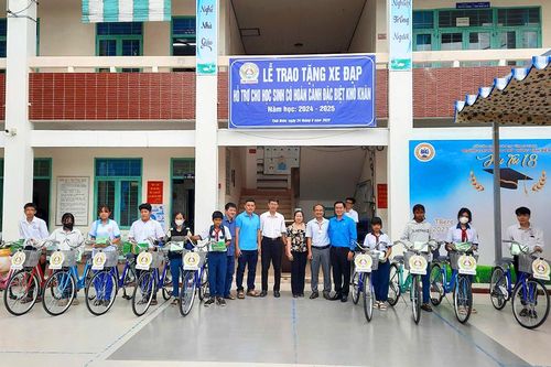 Tặng 20 xe đạp cho học sinh có hoàn cảnh khó khăn tại TX. Tịnh Biên